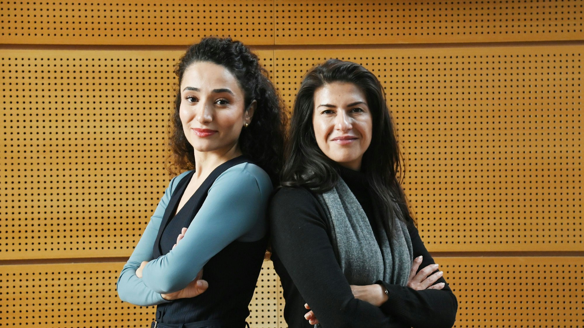 Porträt von Serap Güler (CDU, rechts) und Dilan Yazicioglu (Grünel) über Migrationspolitik. Foto: Alexander Schwaiger