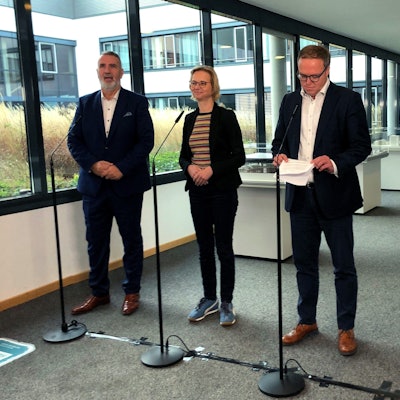 28.10.2024, Thüringen, Erfurt: Co-Landesvorsitzender des BSW, Steffen Schütz (l-r), Katja Wolf, BSW-Fraktionschefin, CDU-Fraktionschef Mario Voigt und Georg Maier Thüringer SPD-Parteichef und geschäftsführender Innenminister von Thüringen stehen im Landtag von Thüringen beieinander.