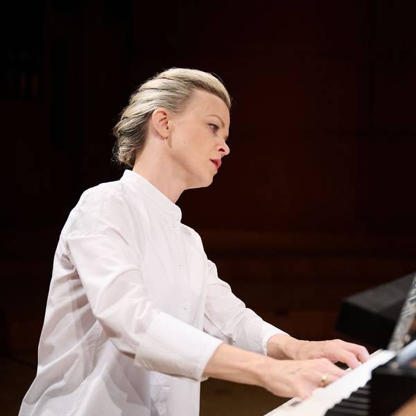 Iveta Apkalna spielt an der Orgel.