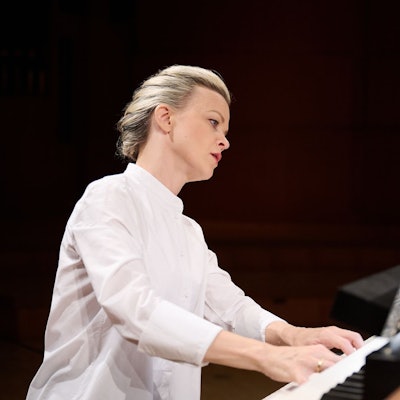 Iveta Apkalna spielt an der Orgel.