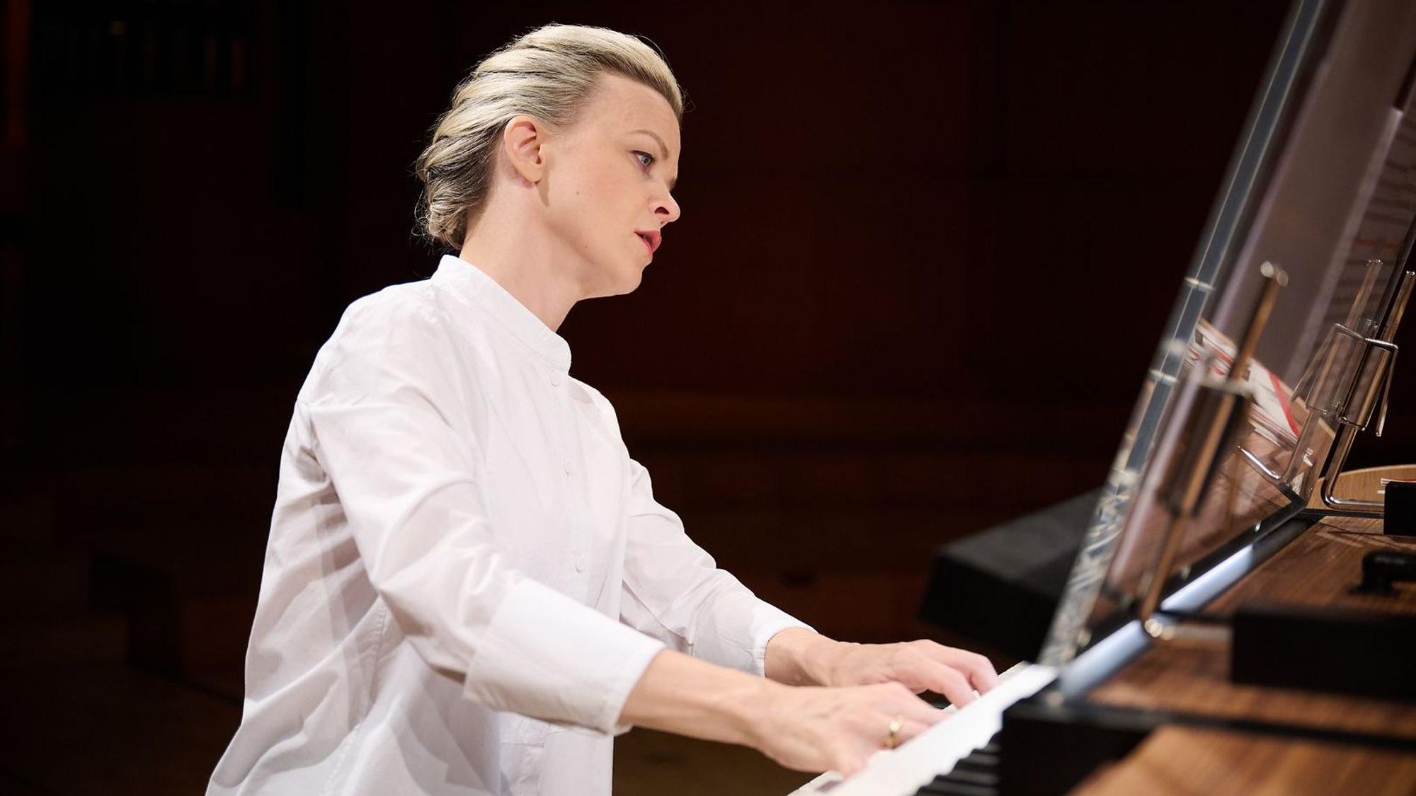 Iveta Apkalna spielt an der Orgel.