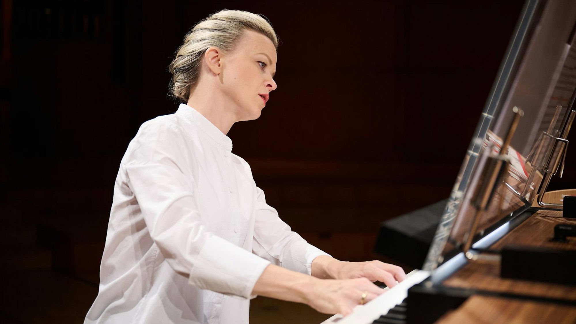 Iveta Apkalna spielt an der Orgel.