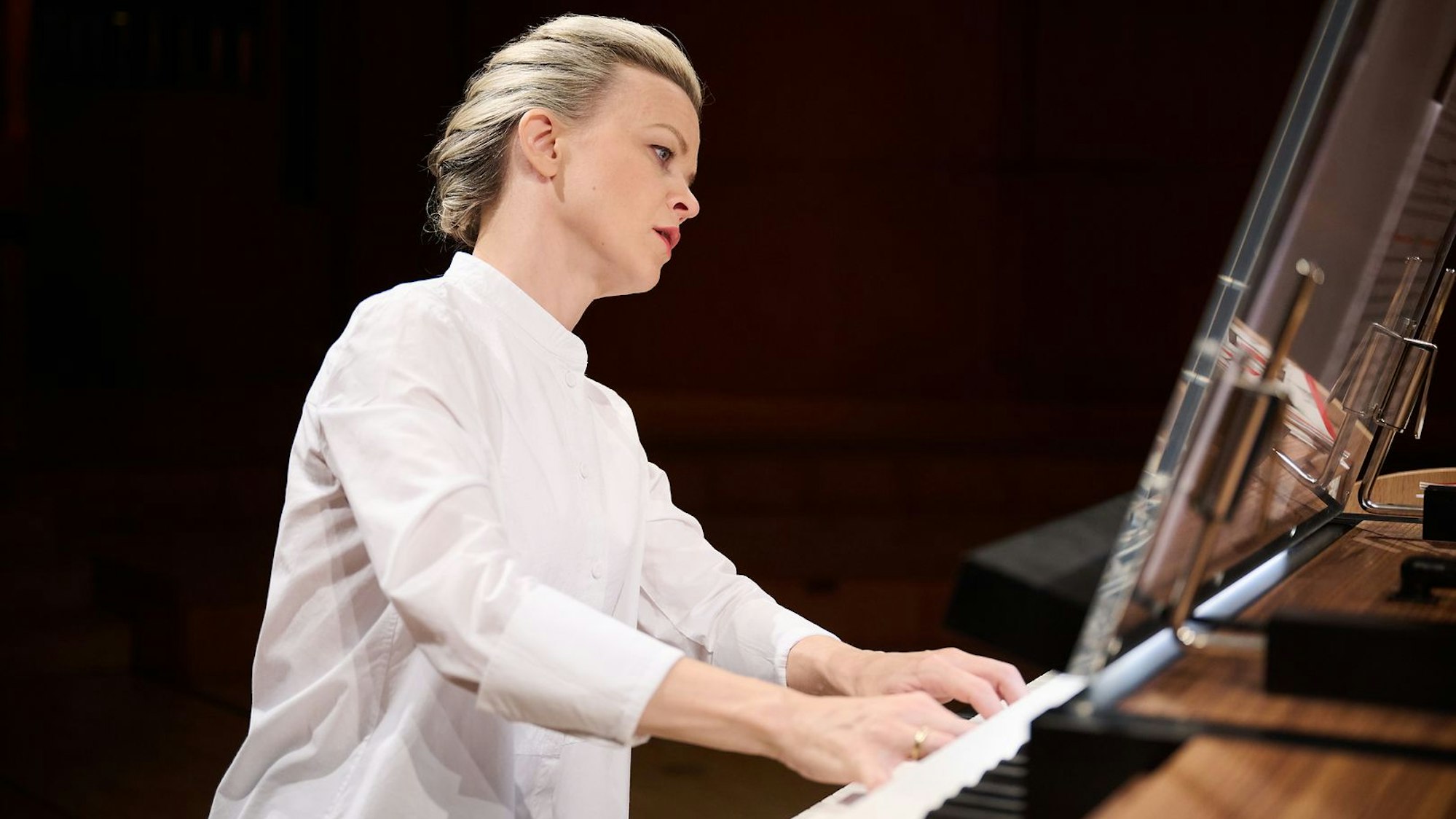 Iveta Apkalna sitzt an einer Orgel.