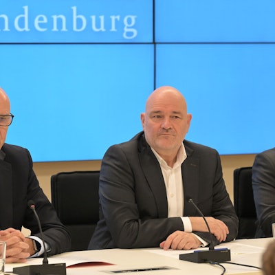 28.10.2024, Brandenburg, Potsdam: Dietmar Woidke (SPD, l), Ministerpräsident von Brandenburg, und Robert Crumbach, BSW Vorsitzender in Brandenburg, bei der Landespressekonferenz im Brandenburger Landtagsgebäude.