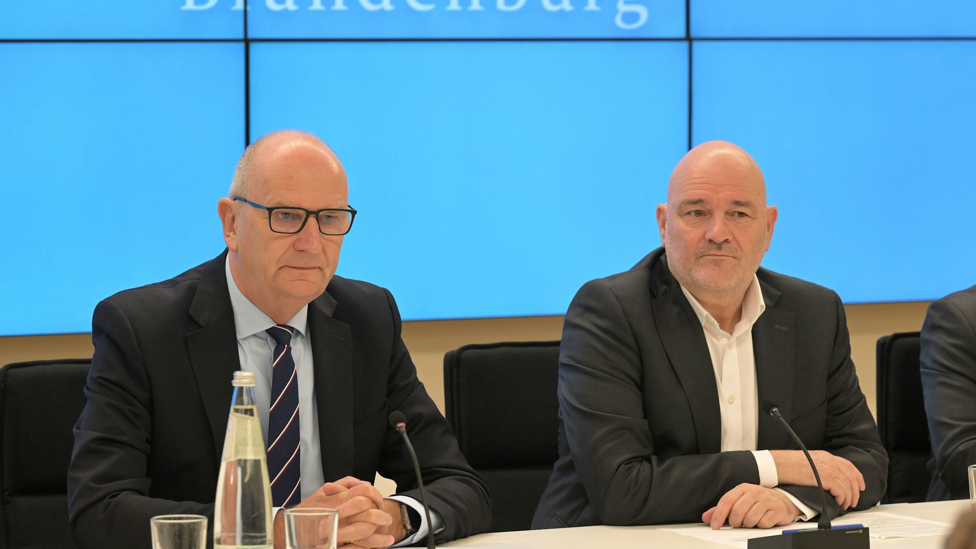 28.10.2024, Brandenburg, Potsdam: Dietmar Woidke (SPD, l), Ministerpräsident von Brandenburg, und Robert Crumbach, BSW Vorsitzender in Brandenburg, bei der Landespressekonferenz im Brandenburger Landtagsgebäude.