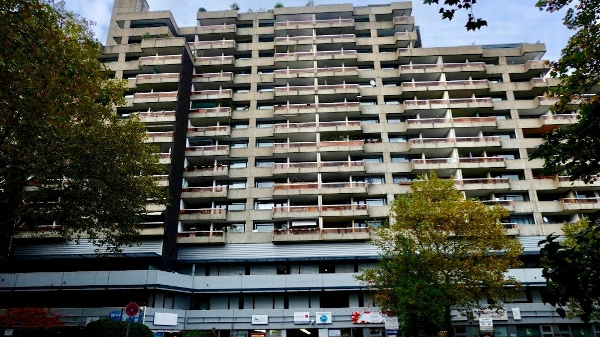 Der Wohnkomplex an der Ostlandstraße 38 bis 44, mit dem Wohngebäude, Hausnummer 42, in der Mitte.