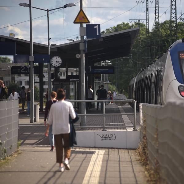 07.07.2021, Köln: Infrastrukturprojekt Westspange der Deutschen Bahn. Ausbau der Strecke zwischen Hansaring und Hürth-Kalscheueren.
Bahnhof Haltestelle Köln West
Foto: Csaba Peter Rakoczy
