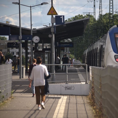 07.07.2021, Köln: Infrastrukturprojekt Westspange der Deutschen Bahn. Ausbau der Strecke zwischen Hansaring und Hürth-Kalscheueren.
Bahnhof Haltestelle Köln West
Foto: Csaba Peter Rakoczy