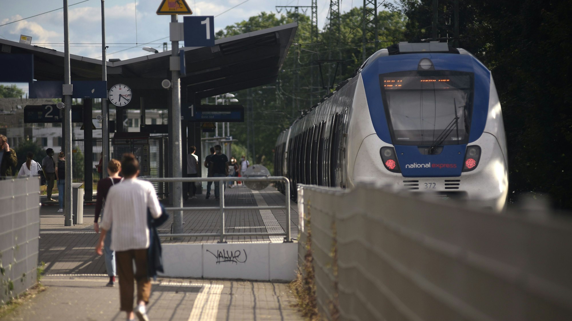 07.07.2021, Köln: Infrastrukturprojekt Westspange der Deutschen Bahn. Ausbau der Strecke zwischen Hansaring und Hürth-Kalscheueren.
Bahnhof Haltestelle Köln West
Foto: Csaba Peter Rakoczy
