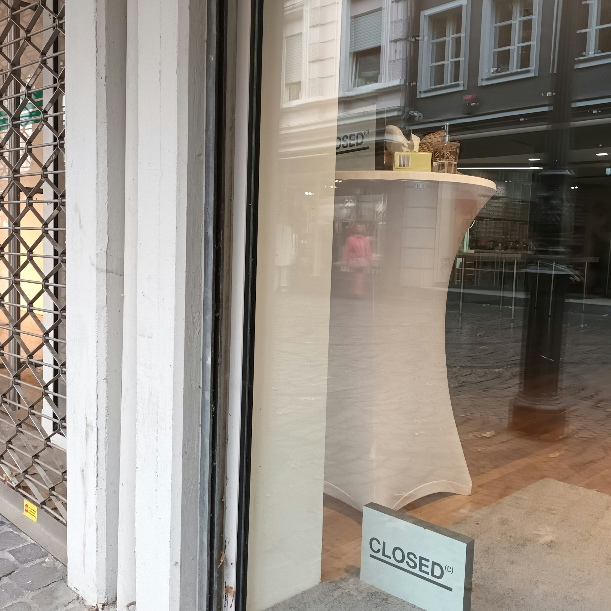 Ein Schaufenster mit Schild Closed