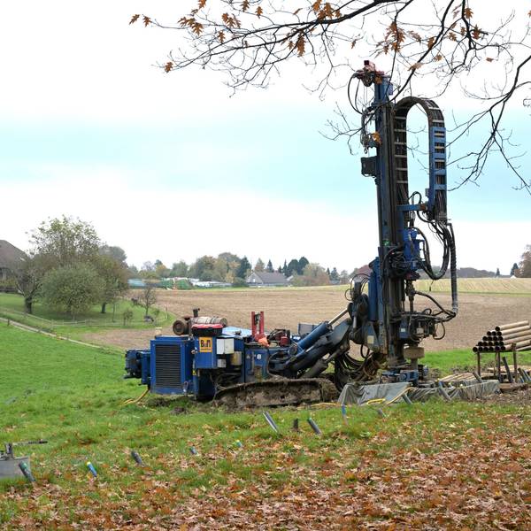 Das Foto zeigt Bohrungen auf der Wiese bei Hebborn