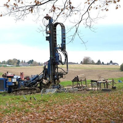 Das Foto zeigt Bohrungen auf der Wiese bei Hebborn