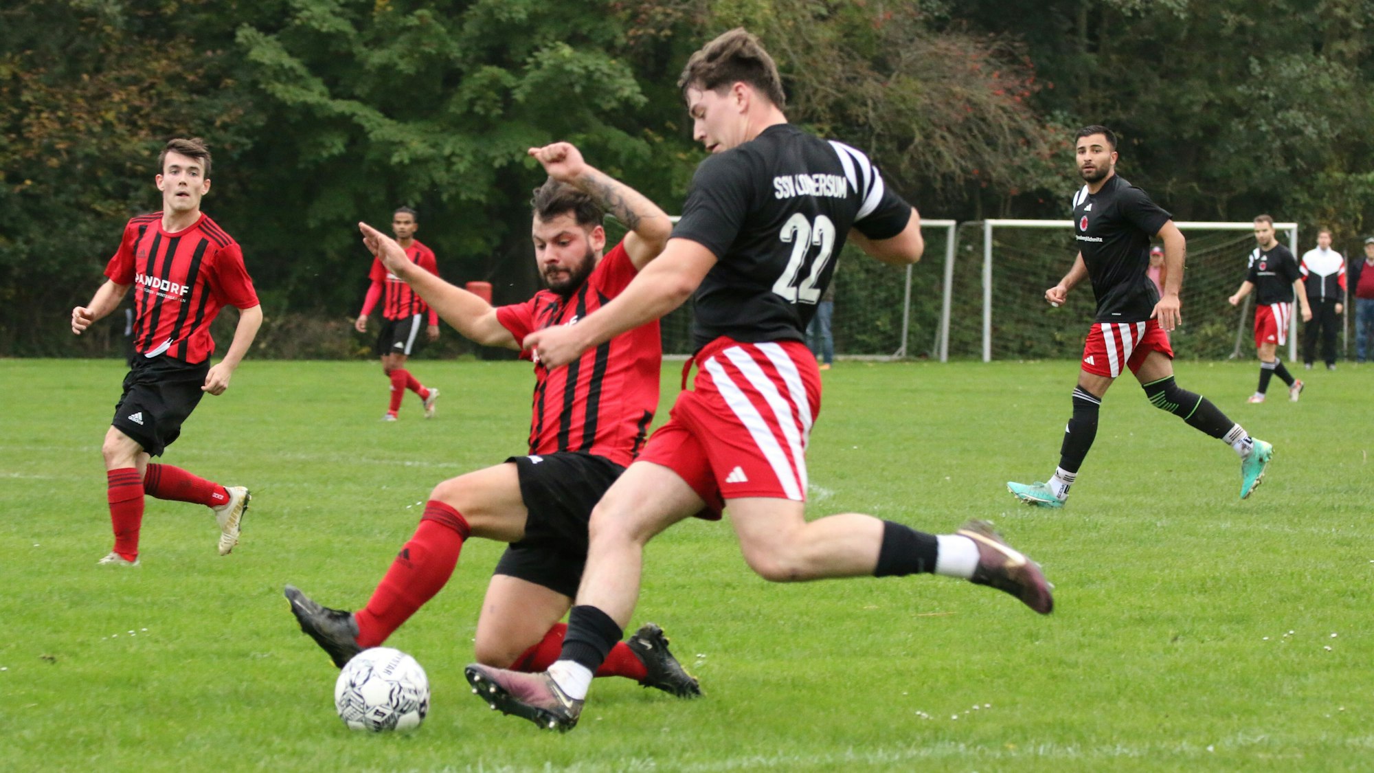 Das Bild zeigt einen Zweikampf zwischen zwei Fußballern.