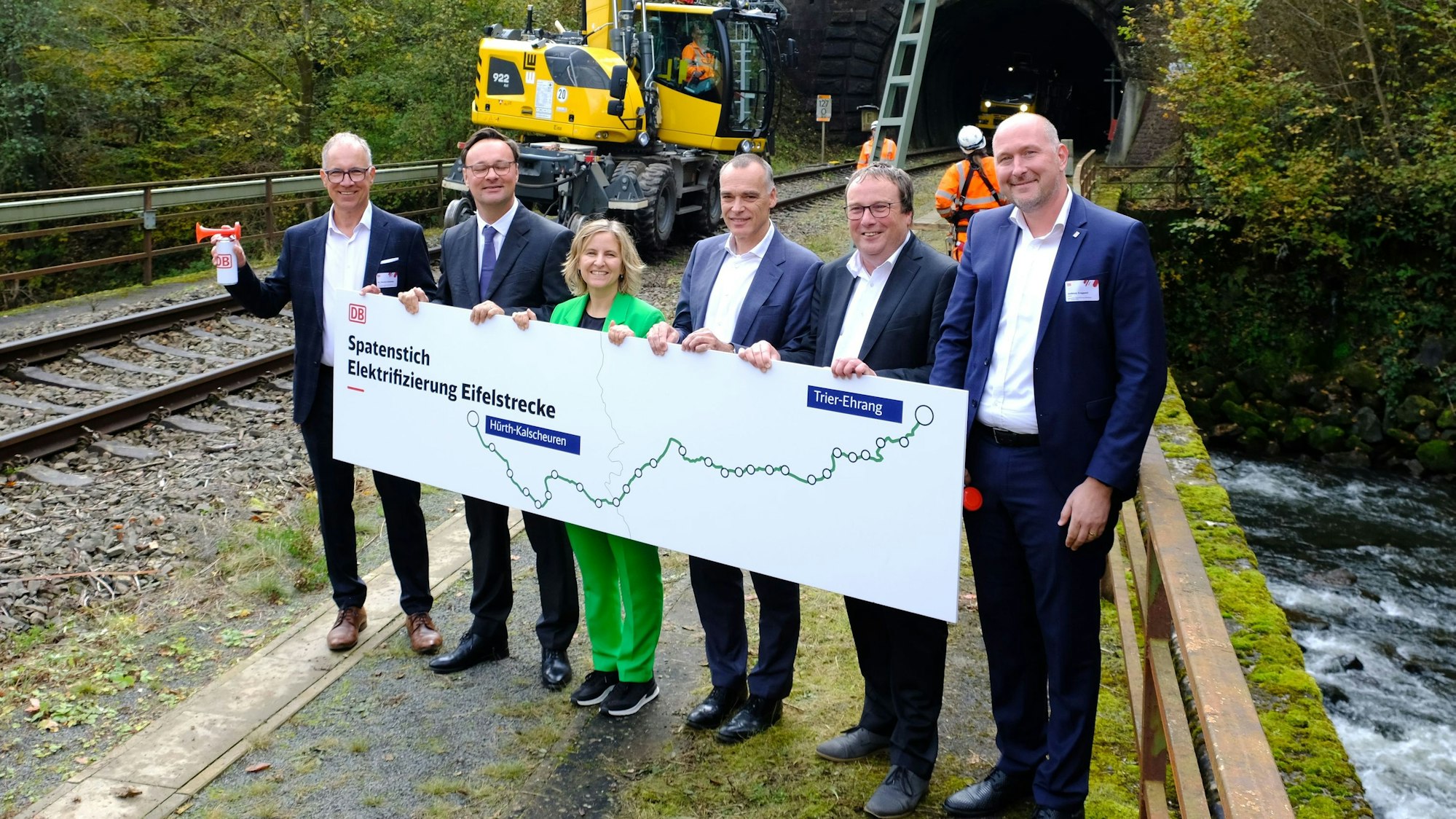 Bahnvorstand Berthold Huber (3.v.r.) mit den Landes-Umweltministern Oliver Krischer (NRW) und Katrin Eder (Rheinland-Pfalz) sowie Vertretern der SPNV-Zweckverbände beim Startsignal für die Elektrifizierung.