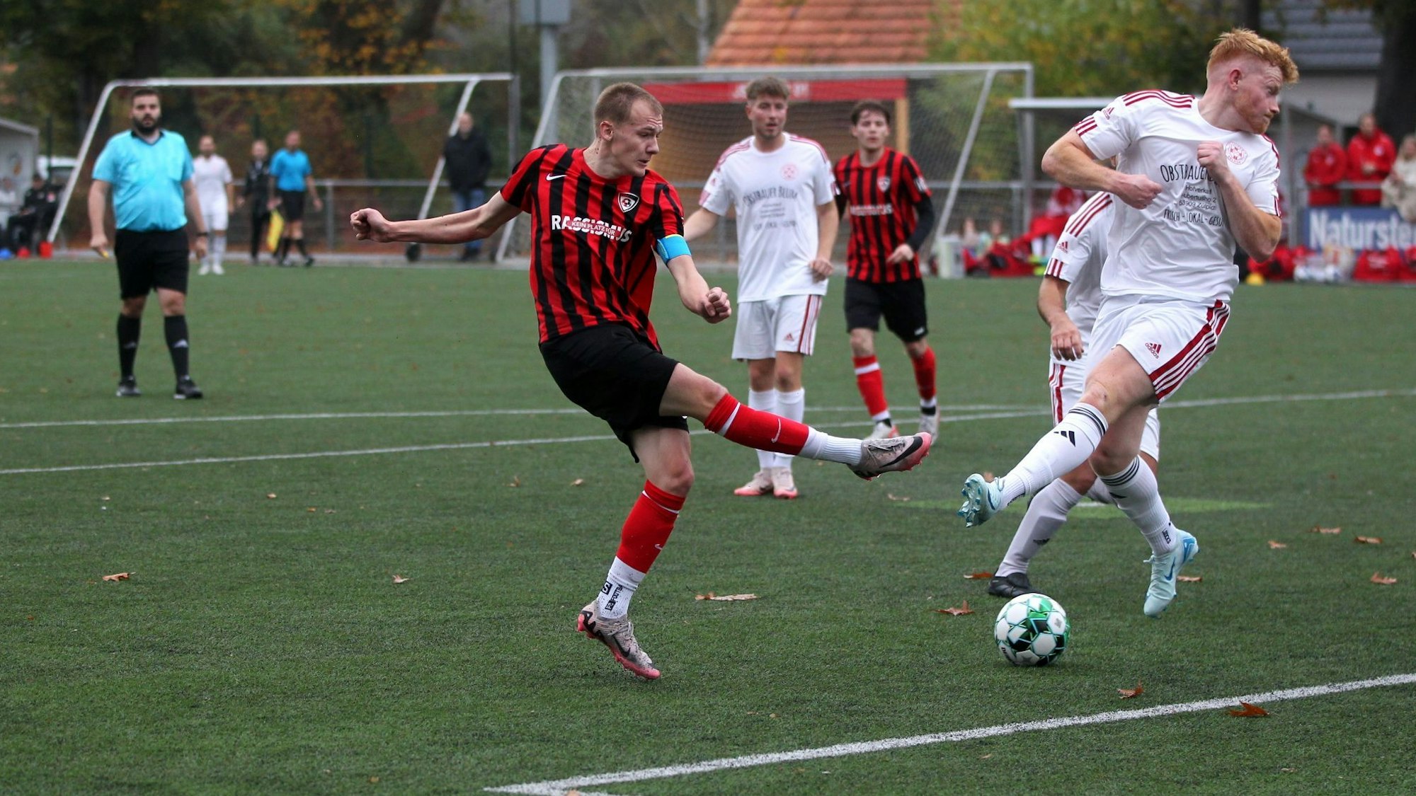 Luke Bungart (l.) nimmt Maß, der Zülpicher Lukas Bungart versucht den Torschuss abzuwehren.