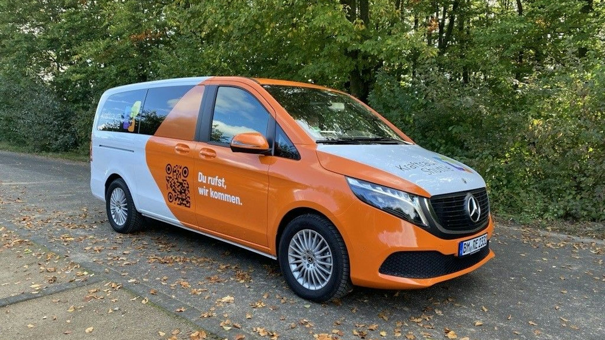 Die Fahrzeuge haben einen weiß-orangenen Anstrich. Auf dem Wagen die Aufschrift: „Du rufst, wir kommen.“