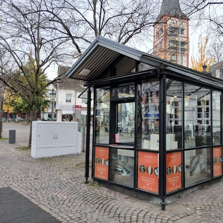 Ein zum Info-Punkt umgebauter Zeitungskiosk