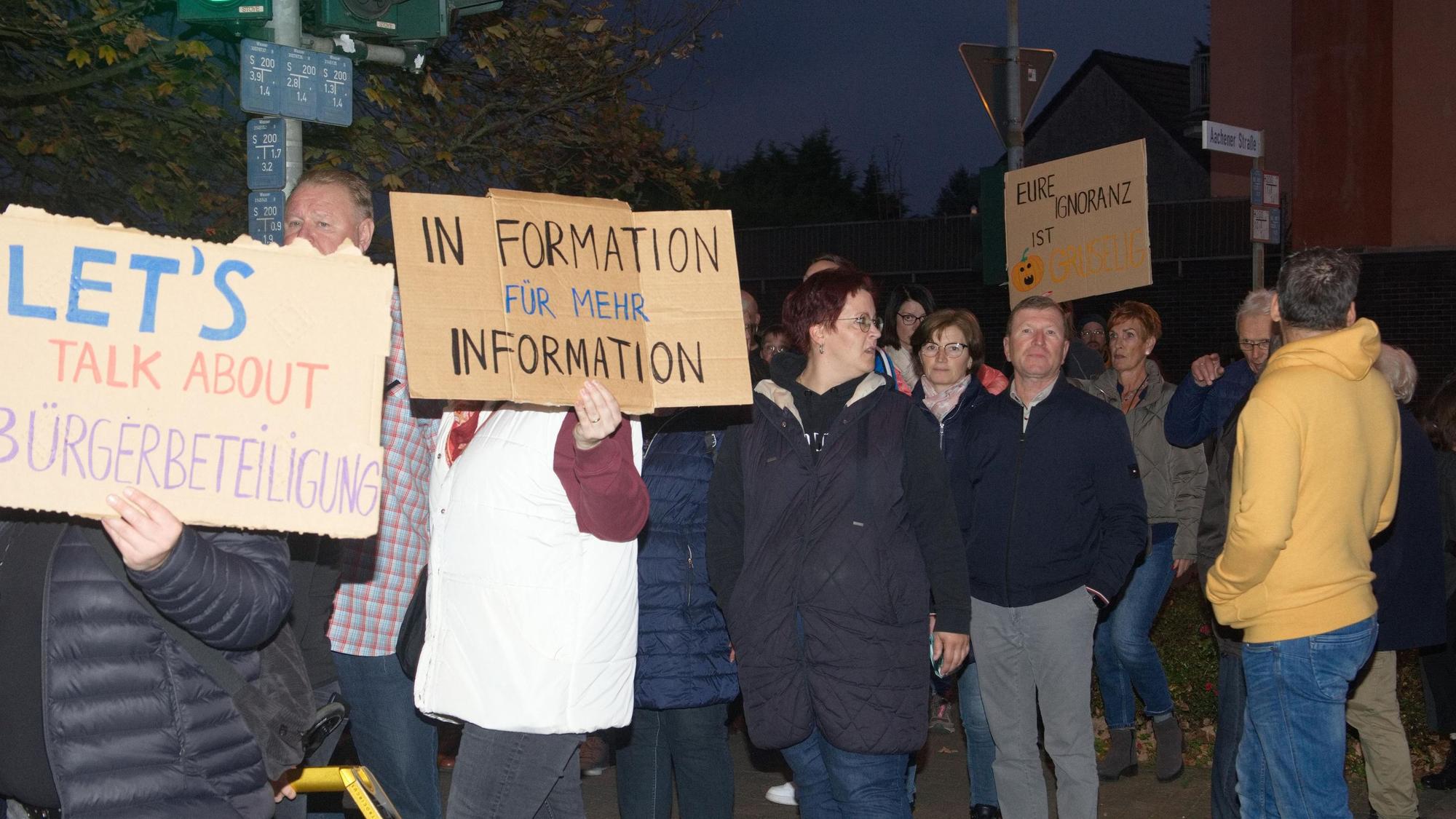 Auf dem Bild sind Teilnehmer einer Demonstration in Königsdorf zu sehen.