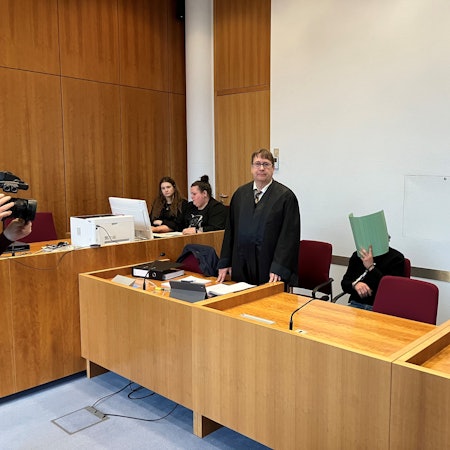 Zu Beginn des Prozesses um die brutale Tötung einer Frau in Siegburg-Deichhaus legte der Angeklagte am Montagmorgen vor dem Bonner Landgericht ein Geständnis ab.