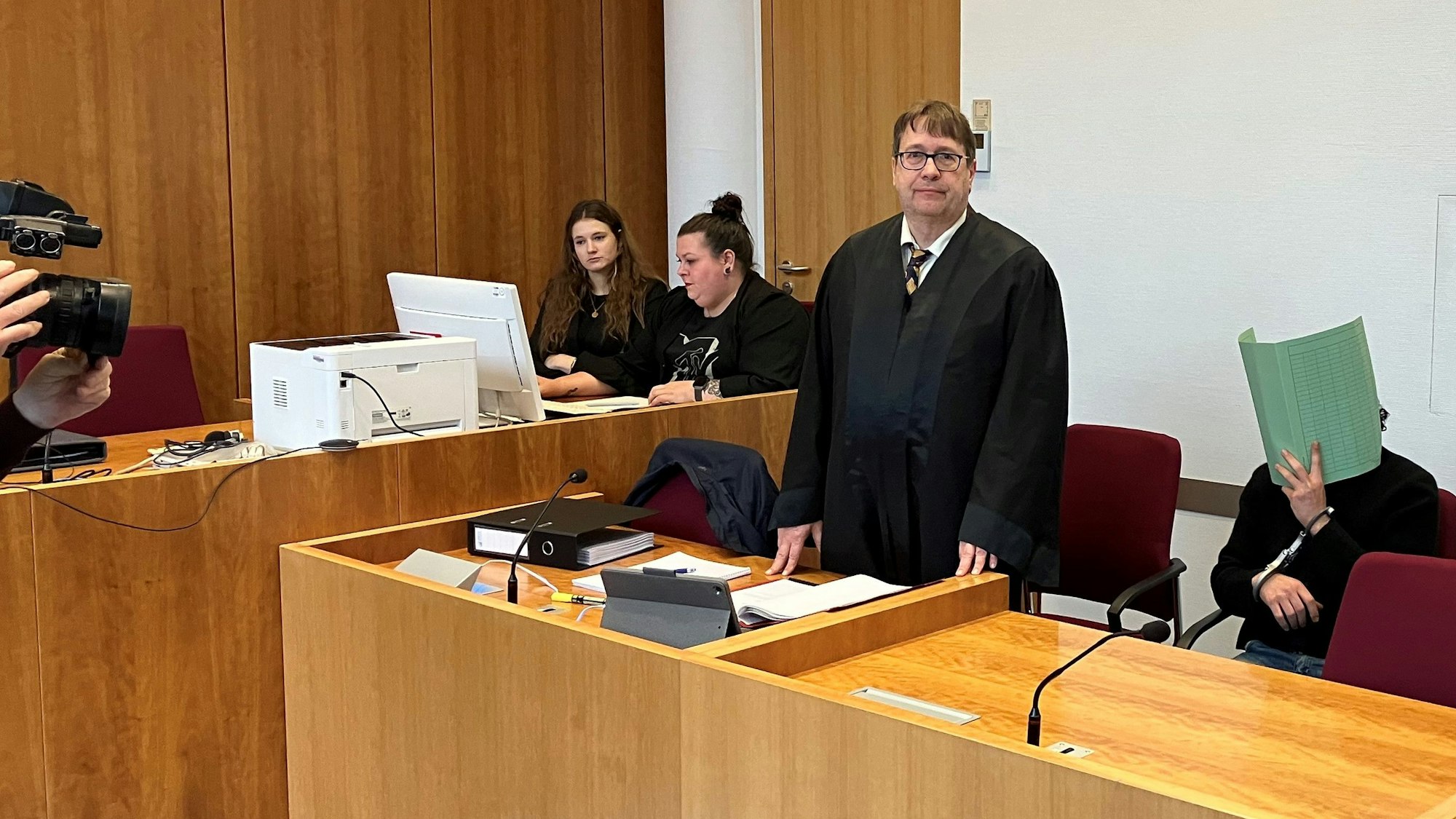 Zu Beginn des Prozesses um die brutale Tötung einer Frau in Siegburg-Deichhaus legte der Angeklagte am Montagmorgen vor dem Bonner Landgericht ein Geständnis ab.