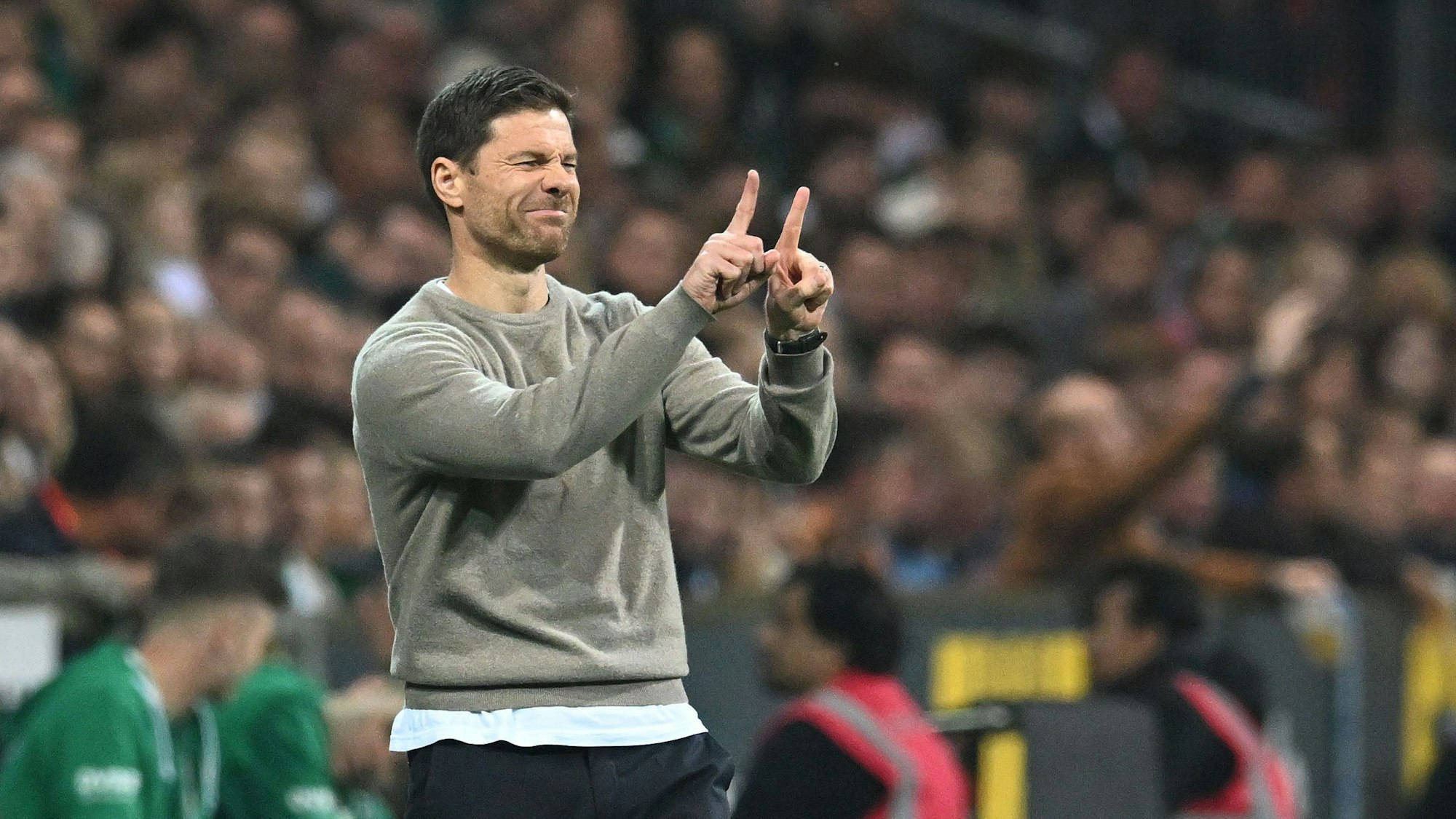 Leverkusens Trainer Xabi Alonso gestikuliert an der Seitenlinie.