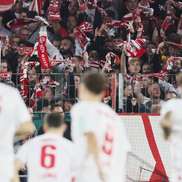 Profis des 1. FC Köln stehen vor der Südtribüne im Stadion: Der FC gibt derzeit ein besorgniserregendes Bild ab.