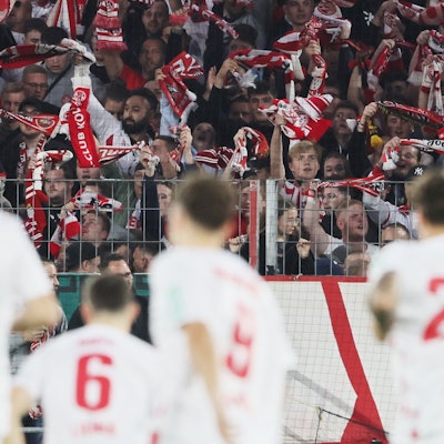 Profis des 1. FC Köln stehen vor der Südtribüne im Stadion: Der FC gibt derzeit ein besorgniserregendes Bild ab.