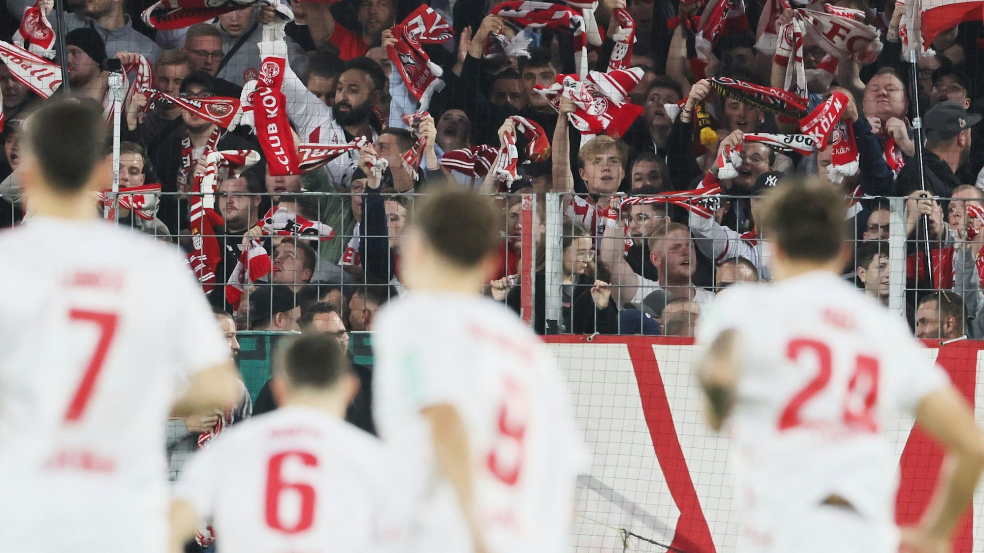 Profis des 1. FC Köln stehen vor der Südtribüne im Stadion: Der FC gibt derzeit ein besorgniserregendes Bild ab.
