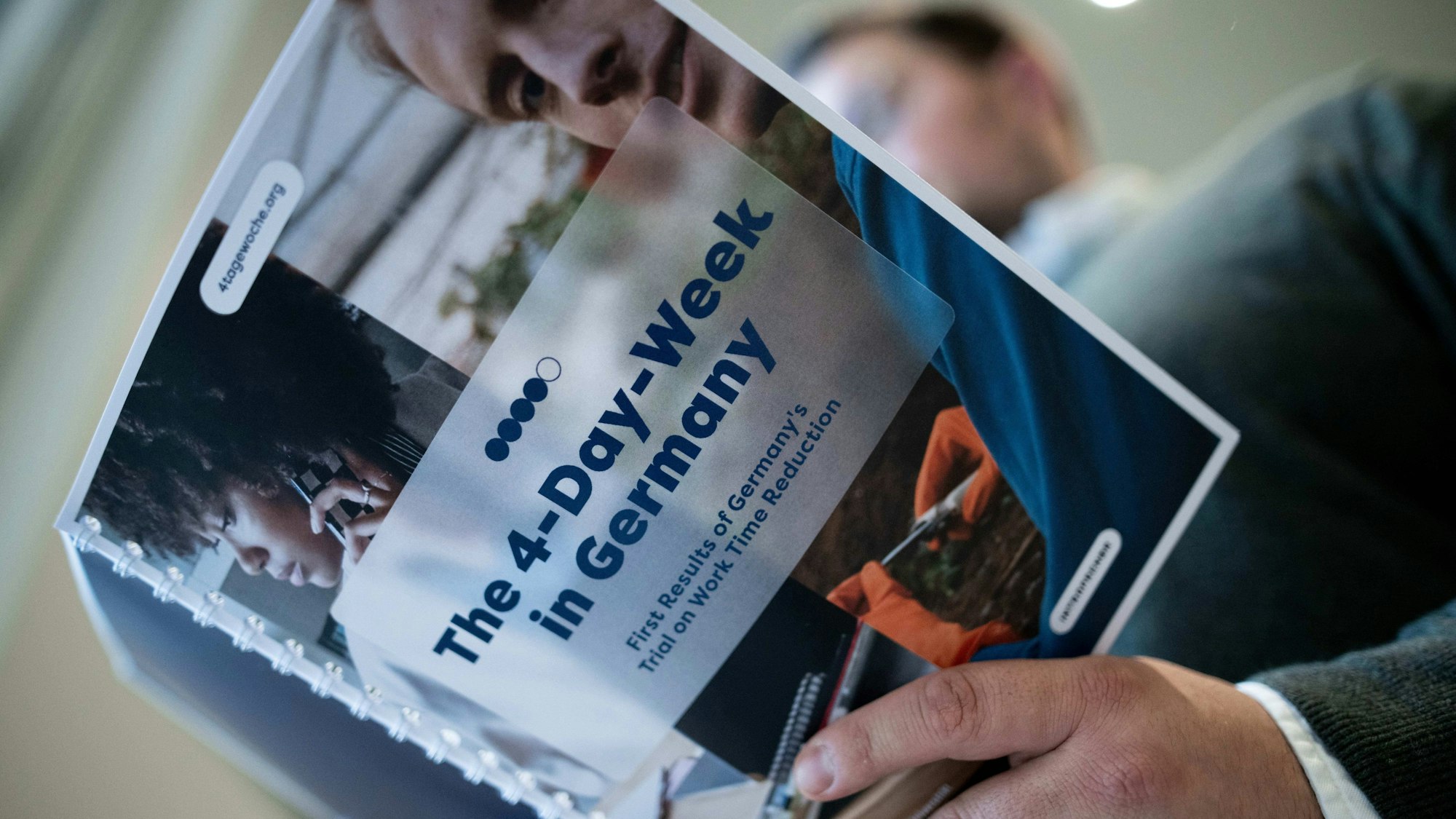 Auf einer Mappe steht «The 4-Day-Week in Germany».