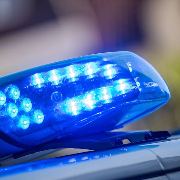 Ein Blaulicht ist auf dem Dach eines Polizeifahrzeugs zu sehen. (Symbolfoto)