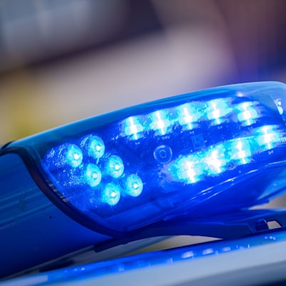 Ein Blaulicht ist auf dem Dach eines Polizeifahrzeugs zu sehen. (Symbolfoto)