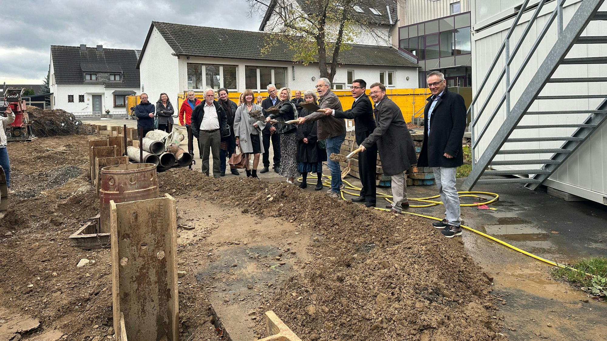 Erster Spatenstich für den Anbau der Katholischen Grundschule Buisdorf.