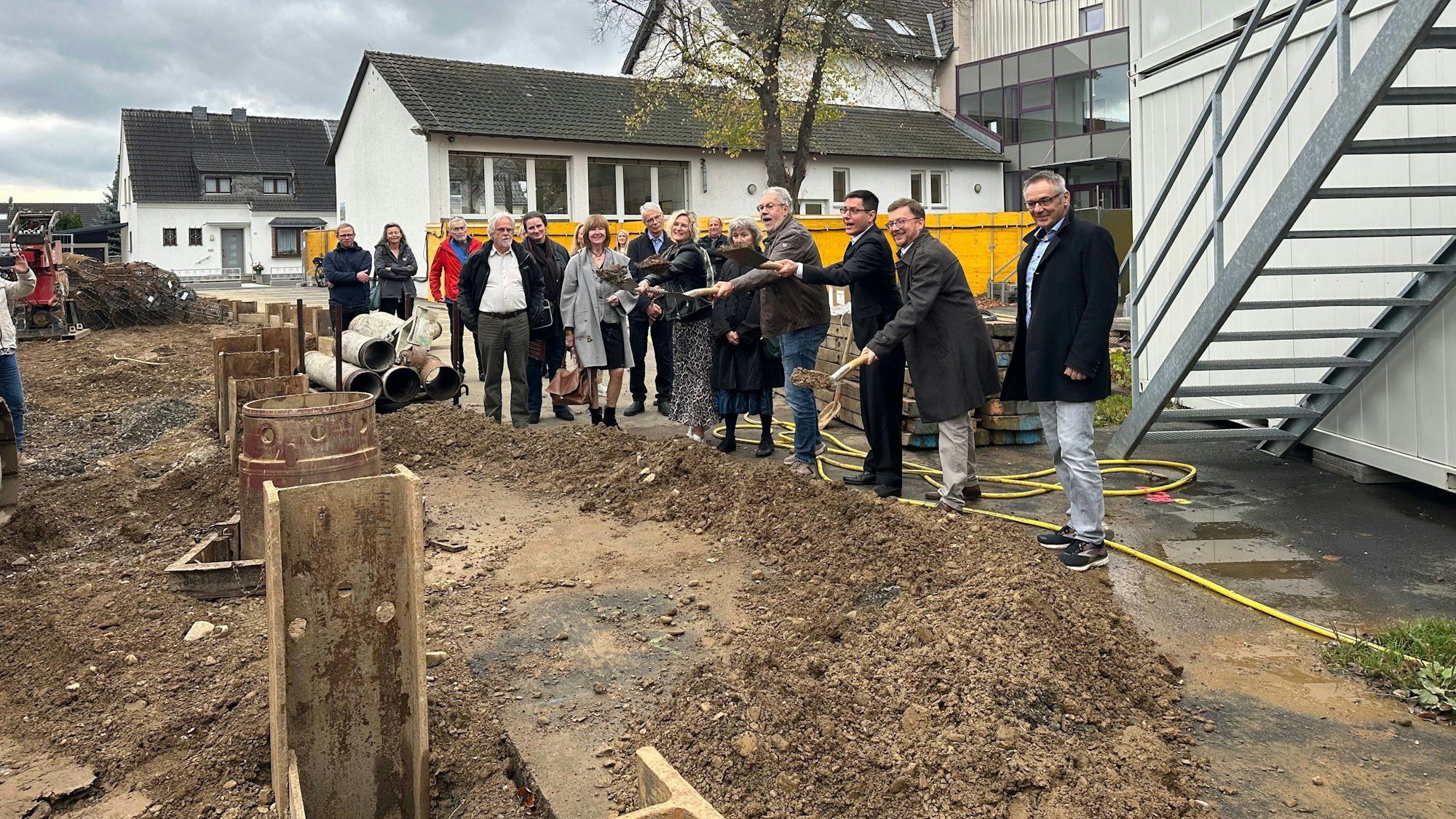 Erster Spatenstich für den Anbau der Katholischen Grundschule Buisdorf.