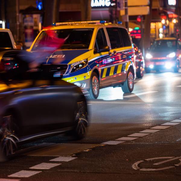 Ein Polizeifahrzeug ist auf den Ringen im Einsatz.