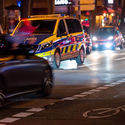 Ein Polizeifahrzeug ist auf den Ringen im Einsatz.