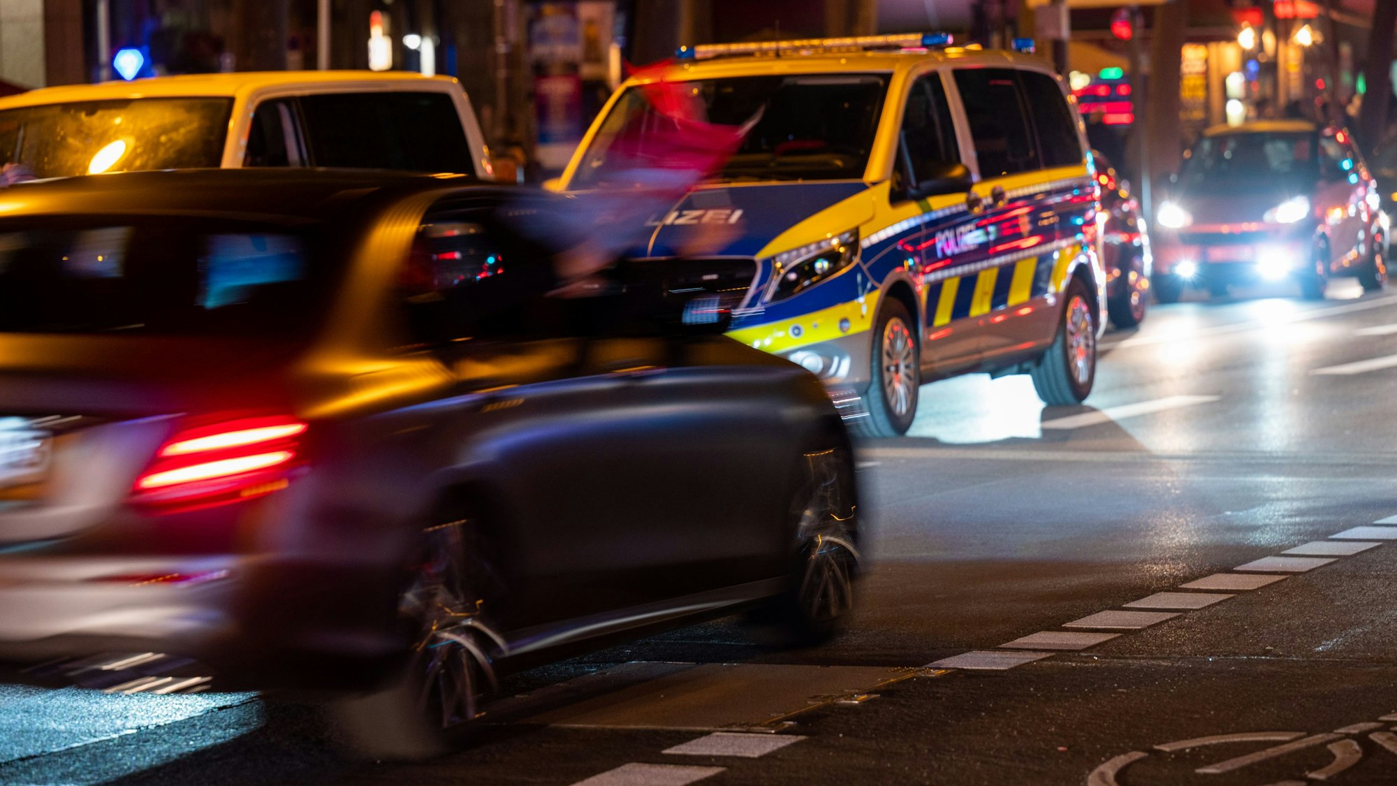 Ein Polizeifahrzeug ist auf den Ringen im Einsatz.