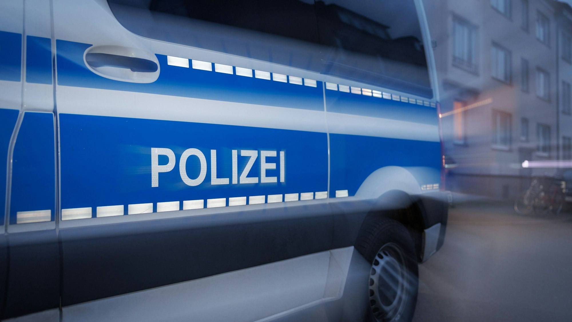 Ein Fahrzeug der Polizei steht auf einer Straße.