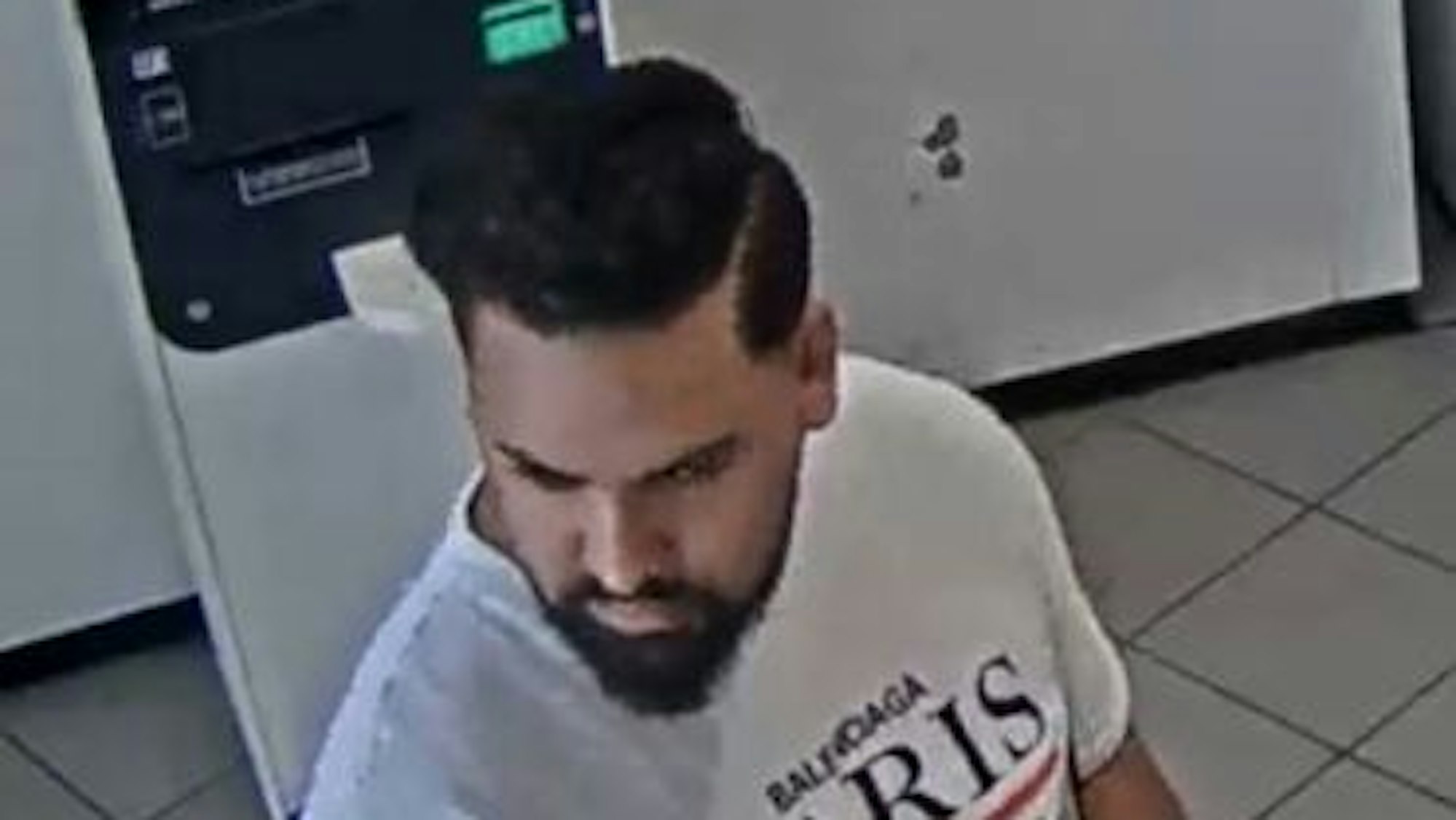 Zu sehen ist der Kopf eines mutmaßlichen Räubers in der Vorderansicht.