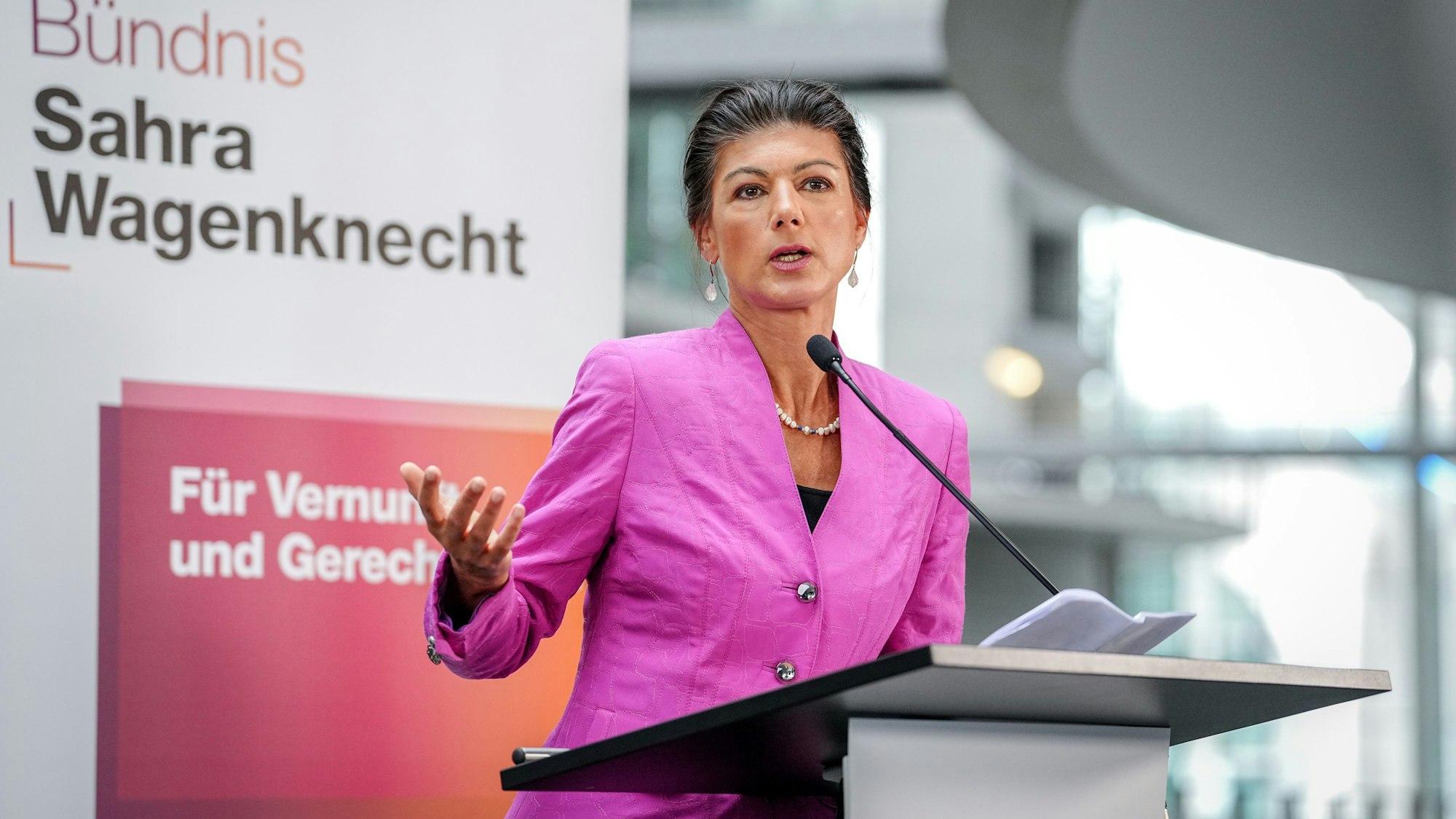 ARCHIV - 24.09.2024, Berlin: Sahra Wagenknecht, Prarteivorsitzende vom Bündnis Sahra Wagenknecht (BSW) und Bundestagsabgeordnete, gibt ein Pressestatement zu Beginn der Sitzungswoche im Bundestag.