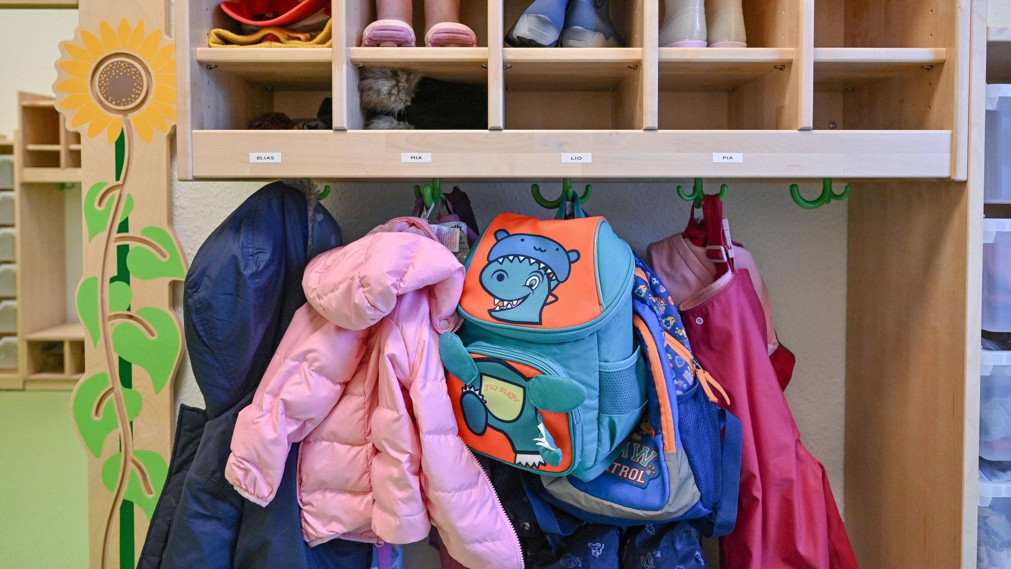 ARCHIV - 22.12.2023, Brandenburg, Spremberg: Kleidung von Kindern hängt in einer Kita / Kindergarten.
In der Kita kommt es häufiger vor: Betreuerinnen und Betreuer werden krank. (zu dpa: «Sexueller Missbrauch in Kita - Verdächtiger ist frei») Foto: Patrick Pleul/dpa +++ dpa-Bildfunk +++