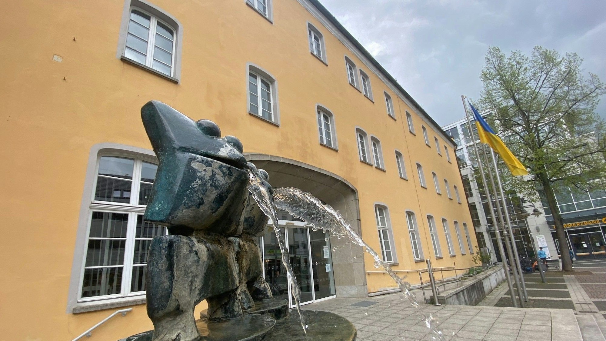 Das Brühler Rathaus mit dem Max-Ernst-Brunnen.