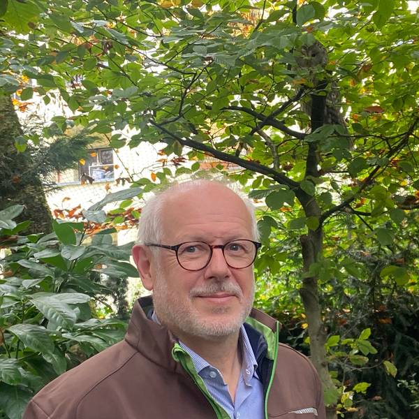 Zu sehen ist Theo Pagel, Direktor des Kölner Zoos und jetzt auch Geschäftsführer der Greifvogelschutzstation auf Gut Leidenhausen.