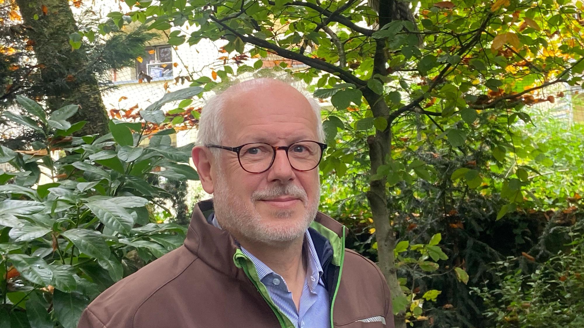 Zu sehen ist Theo Pagel, Direktor des Kölner Zoos und jetzt auch Geschäftsführer der Greifvogelschutzstation auf Gut Leidenhausen.
