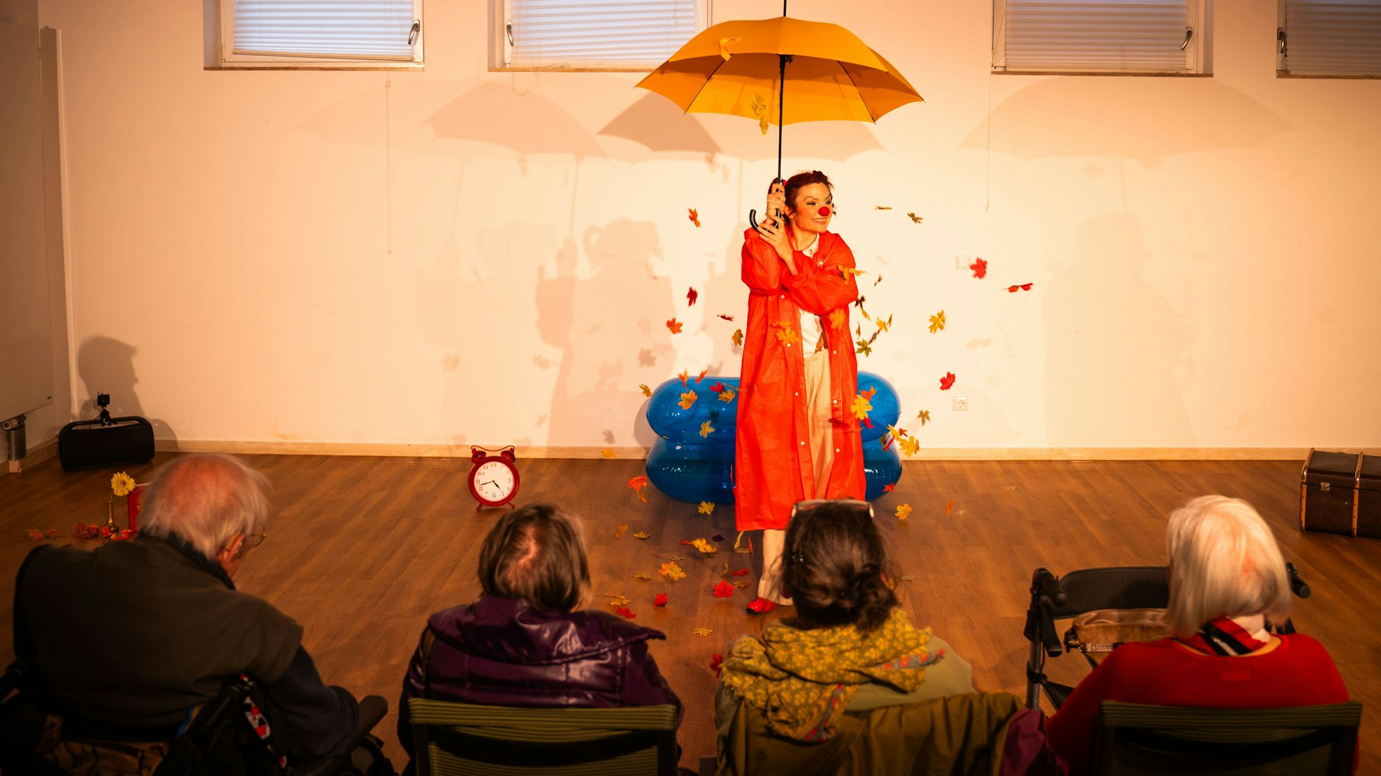 Clownin Peppalina Pappelotti tanzt in den Herbst.