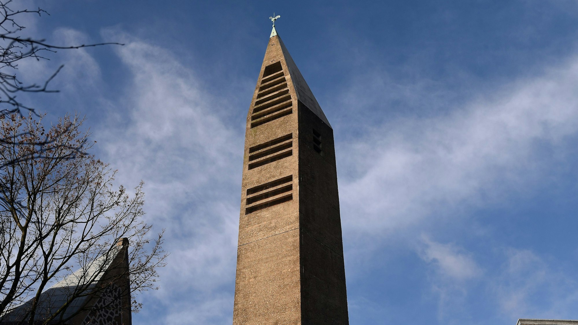 Kirchturm in der St. Gertrud Kirche in der Krefelder Straße.