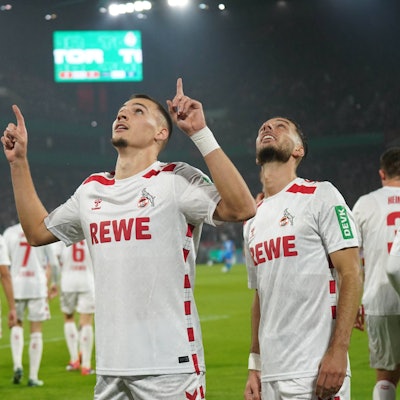 Tim Lemperle schießt den 1. FC Köln mit dem einzigen Treffer des Abends ins Achtelfinale des DFB-Pokals.