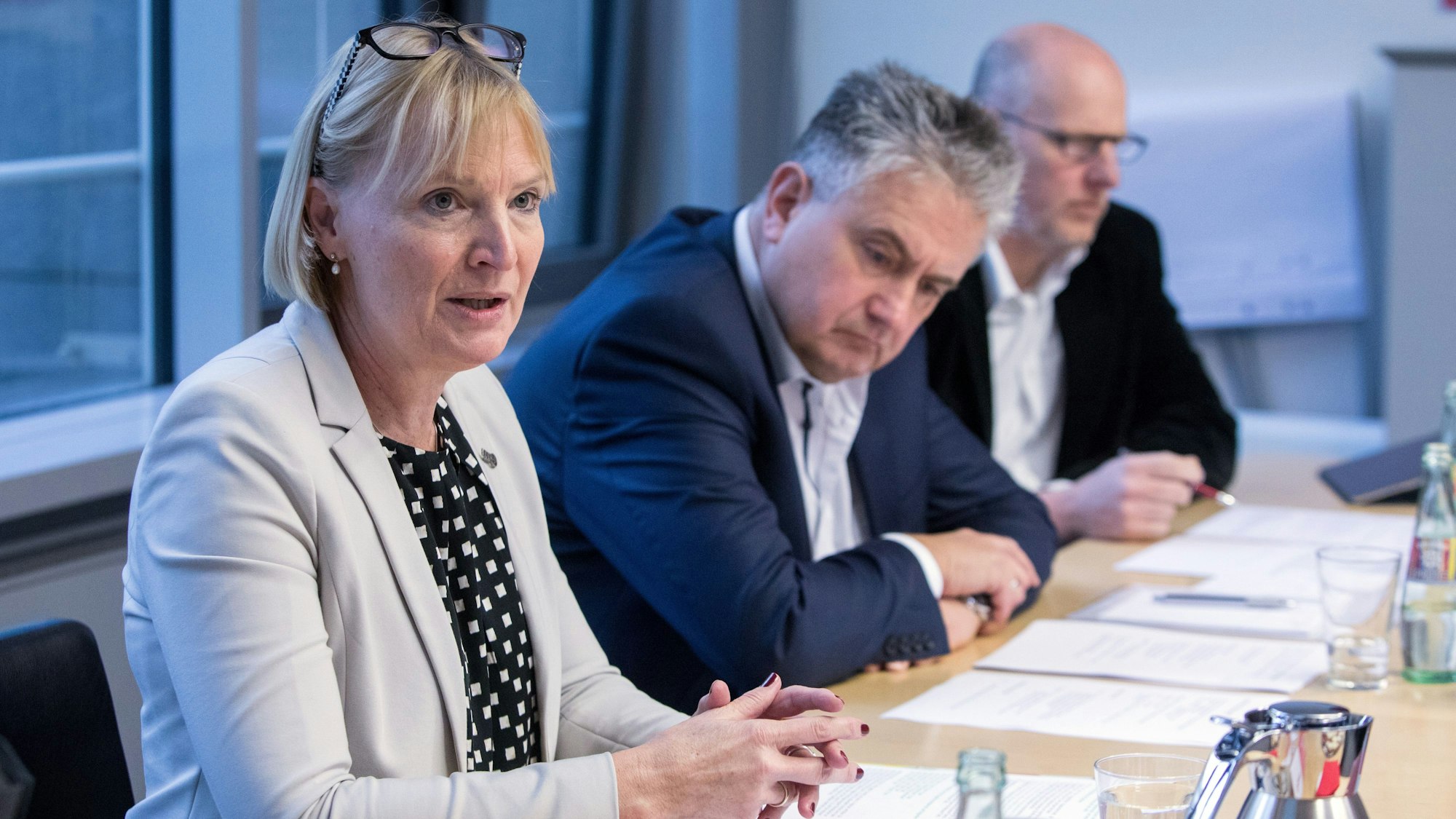 Während einer Pressekonferenz der KVB sitzen Stefanie Haaks und Peter Densborn, beide Vorstandsmitglieder, und Gunther Höhn, Leiter Verkehrsmanagement, an einem Tisch. Frau Haaks spricht.