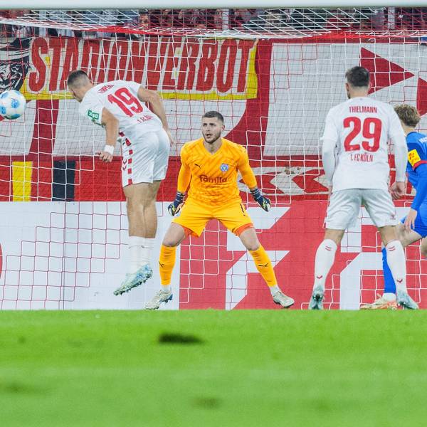 Kölns Tim Lemperle trifft per Kopfball zum 1:0 gegen Holstein Kiel.