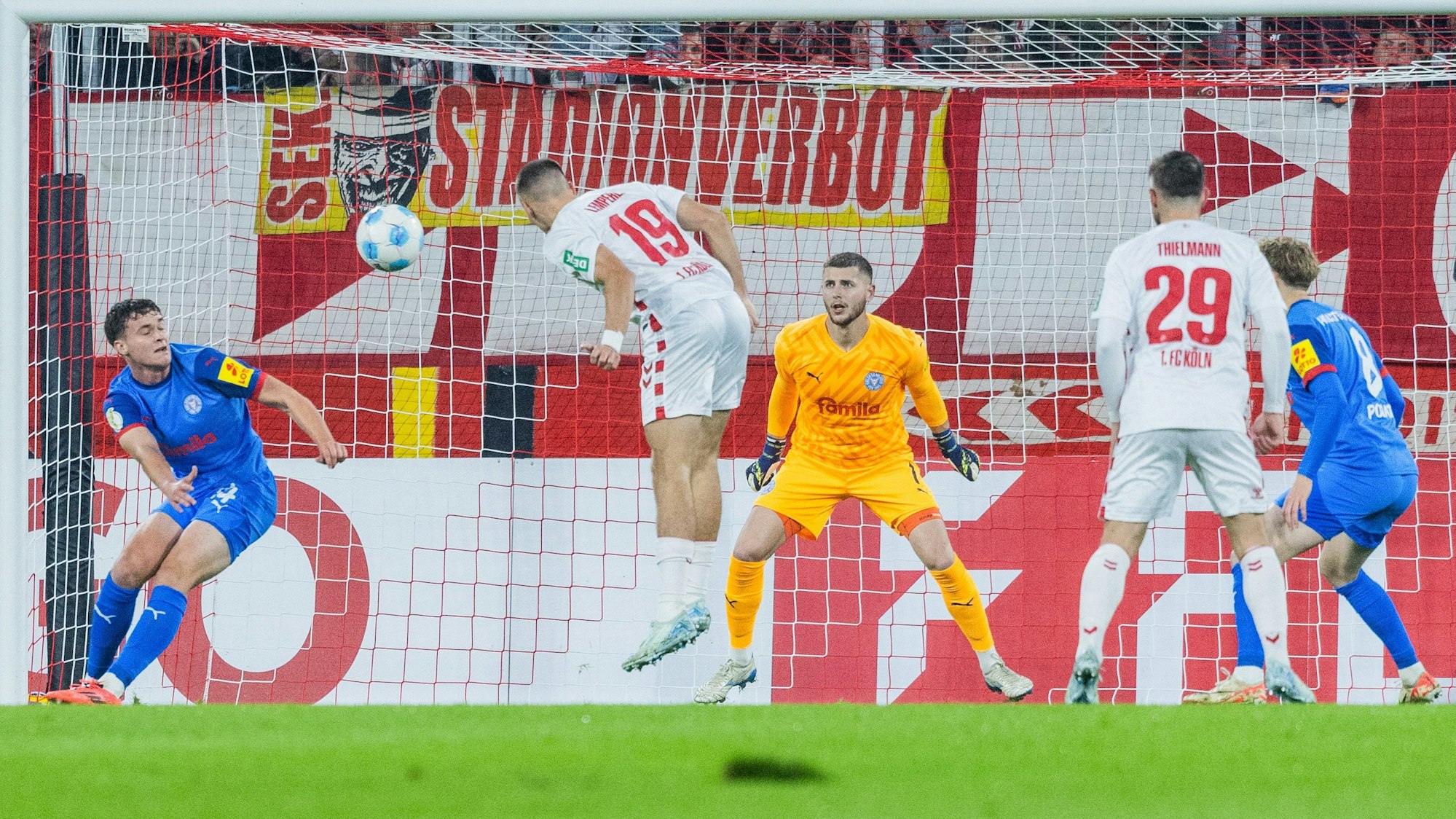 Kölns Tim Lemperle trifft per Kopfball zum 1:0 gegen Holstein Kiel.