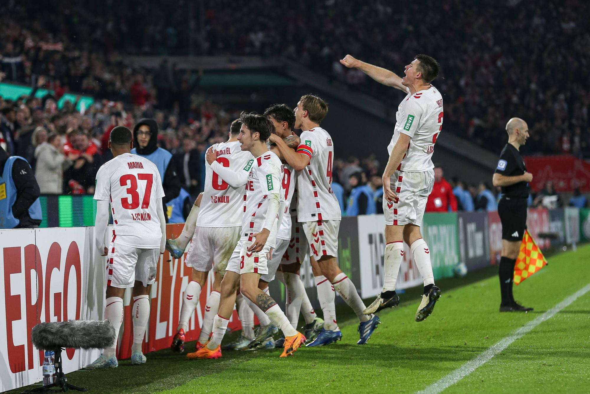 Die Spieler des 1. FC Köln jubeln nach Luca Waldschmidts Treffer zum 2:0.